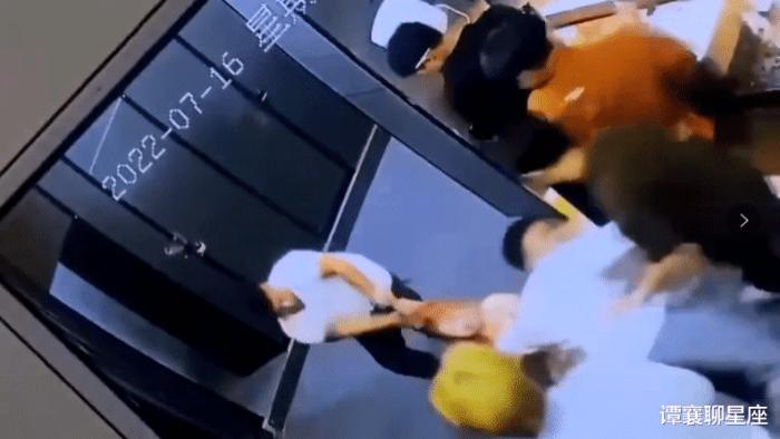 网传一名女子被男子强行拖进卫生间隔间 郑州中牟县警方：已接到报警