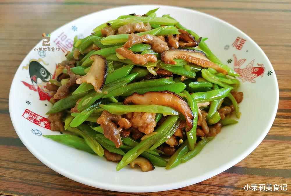 冬天，两种碱性食材要多吃，钙和铁含量高，与牛肉一炒，鲜嫩可口