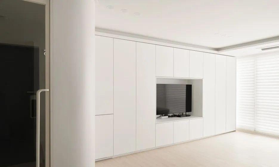 小年轻都爱“穷装风”,看着简陋其实暗藏玄机,多处组合柜超实用