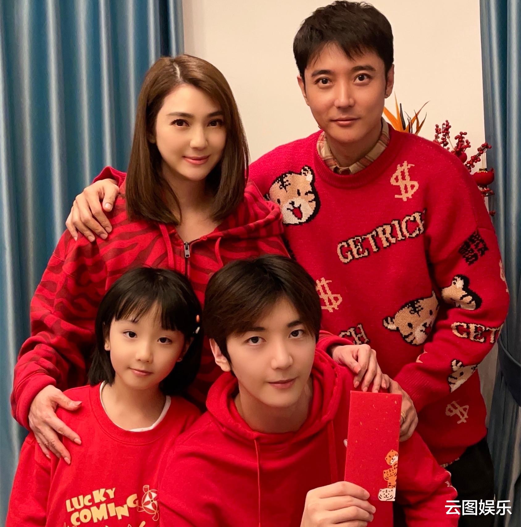 洪欣|莫少聪21岁儿子近照,帅气十足太像妈妈洪欣,已改跟继父张丹峰姓