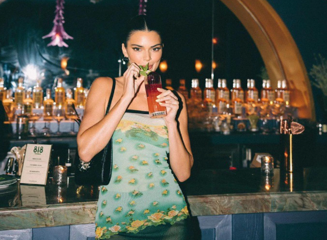 凯莉·詹娜|26岁詹娜尝试转型,创业当富婆!穿高叉长裙,一心扑事业不生娃