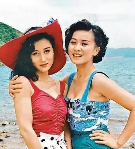 利智|李连杰晒与妻子利智近照，61岁的利智依旧眉目美如画