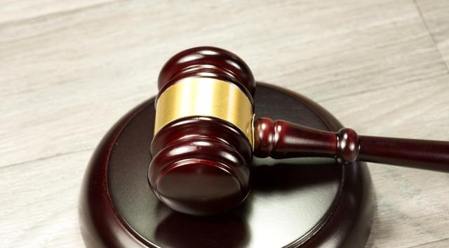 父亲欠女儿28万不还,女儿讨要多年后,竟将父亲告上法庭索要42万