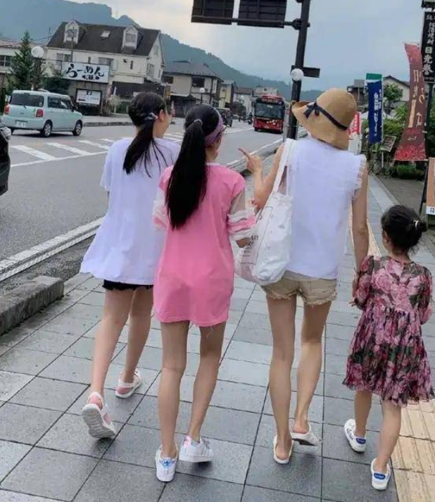 马伊琍|马伊琍度假晒到皮肤黝黑!身上布包旧到发黄,坐路边腿上疤痕抢镜