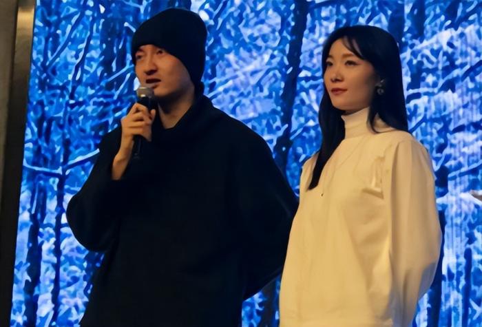 齐溪|齐溪38岁生日首晒全家福,王传君单手抱女儿,和妻子比心幸福洋溢