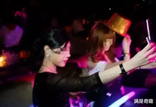案例:一男子出差时显摆自己的老婆,客户说到:认识,纹了朵玫瑰