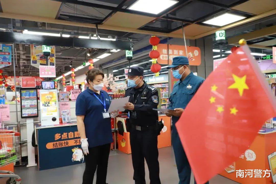 看!这是警察告白的样子~