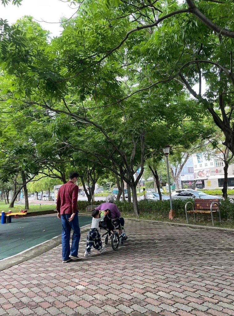 明道|明道脱身张庭公司后，留台尽孝照顾年迈母亲，2岁儿子抢推轮椅