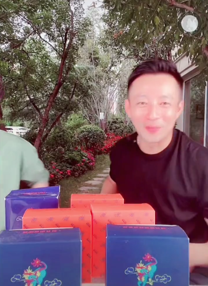 汪小菲|准备再婚？汪小菲直播仍戴张颖颖情侣款项链，左手无名指钻戒吸睛