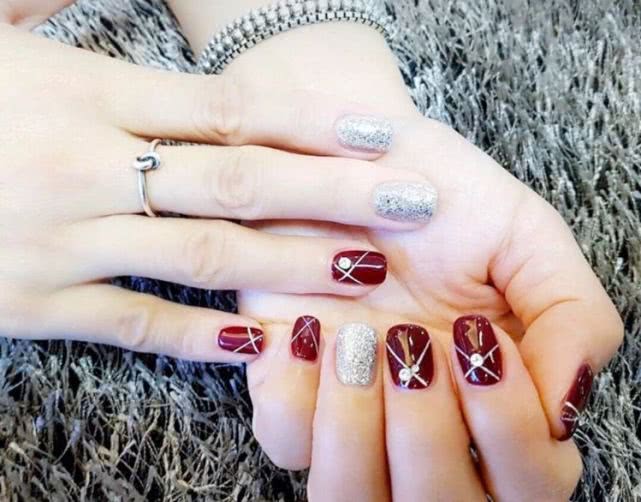 美甲 暴富显瘦、桃花、显白有气质！30款新年红色美甲范本图集