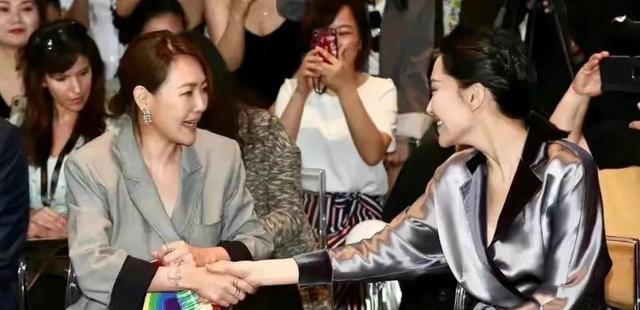 许晴|小S跟许晴合影，虽比她矮半头却并不服输，抬头挺胸很自信