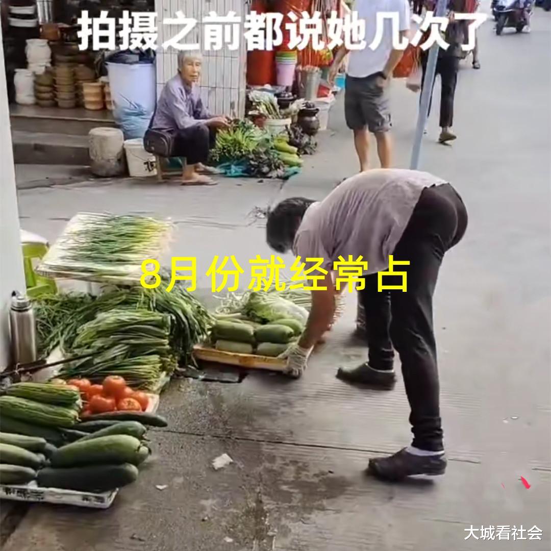 摆摊被收钱?广东一门店经常被卖菜占满,老板收老人100元被骂