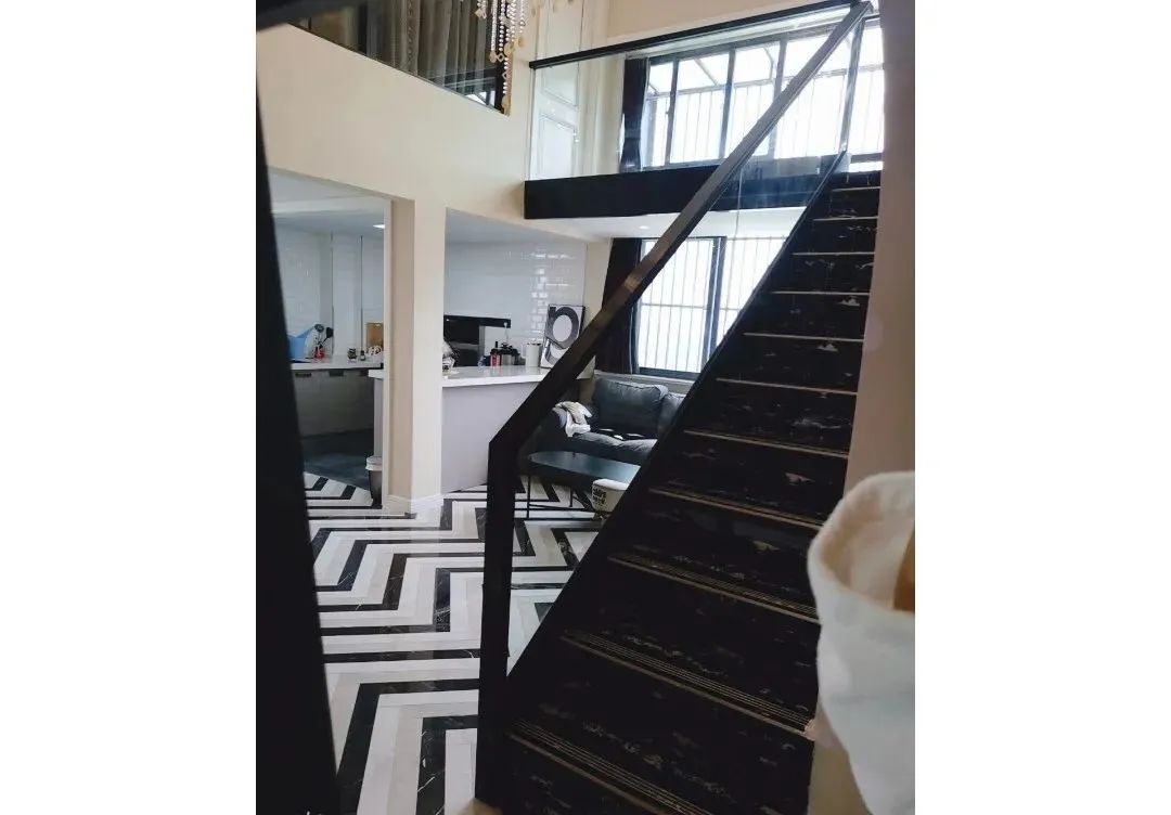 60平loft装修有个性,巧用吊顶挡住房梁,一进屋就把人迷住!