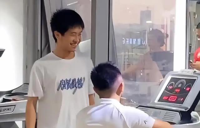 孙悦|卓卓换了新发型,发了个自拍,孙卓孙悦评论区互怼