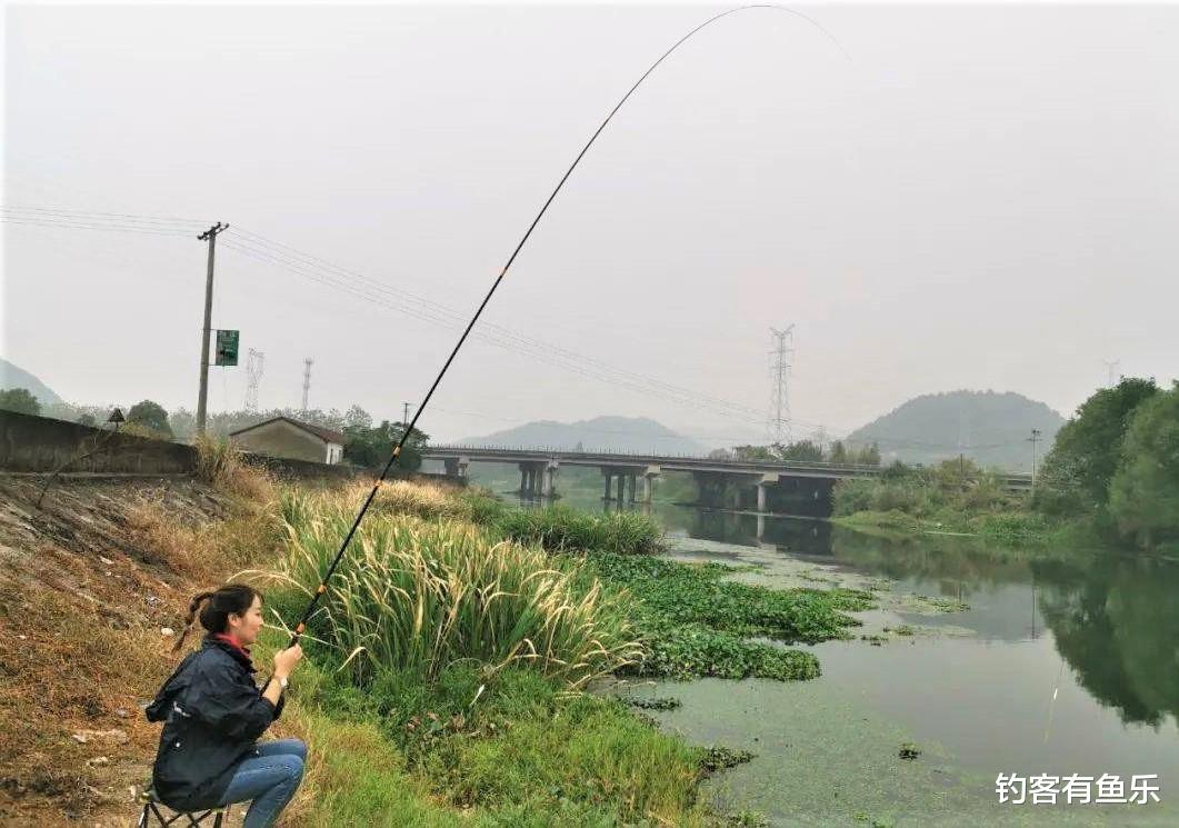 带鱼|初春钓鱼抽窝越多、鱼离窝点越远？用长竿钓远，怎样抛竿比较好？