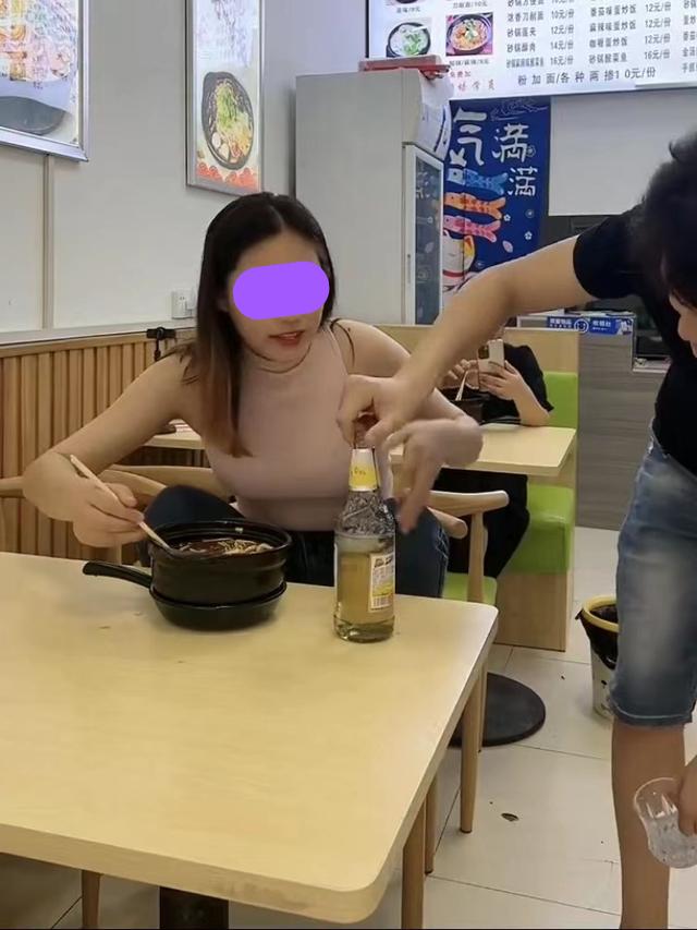 女子半蹲在椅子上吃面，店老板看到后表示：这姑娘太粗鲁了