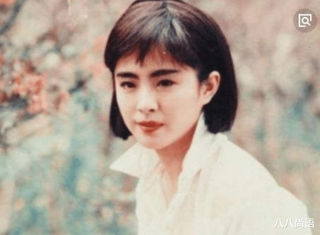 发型 55岁王祖贤罕见换发型，一头乌黑秀发挽起发髻，不穿女装气质大变