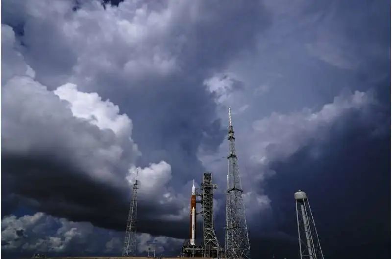 NASA的月球火箭被运回机库,任务推迟到11月