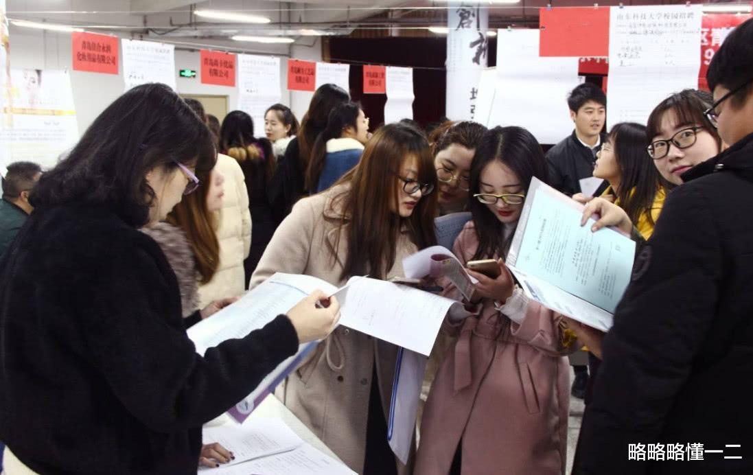 求职|处境尴尬的二本学子，不得不在社会求职的缝隙中自救