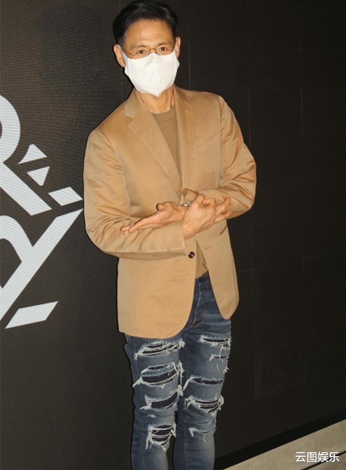 张学友|恭喜！百亿富二代开健身房，干爸张学友现身支持，当众相拥感情好