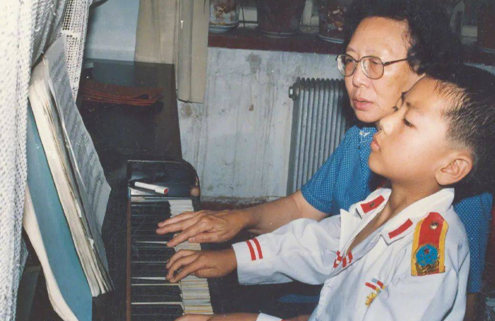 郎朗|恩师才去世一天,郎朗就办顶级私人宴会?到场的非富即贵 。