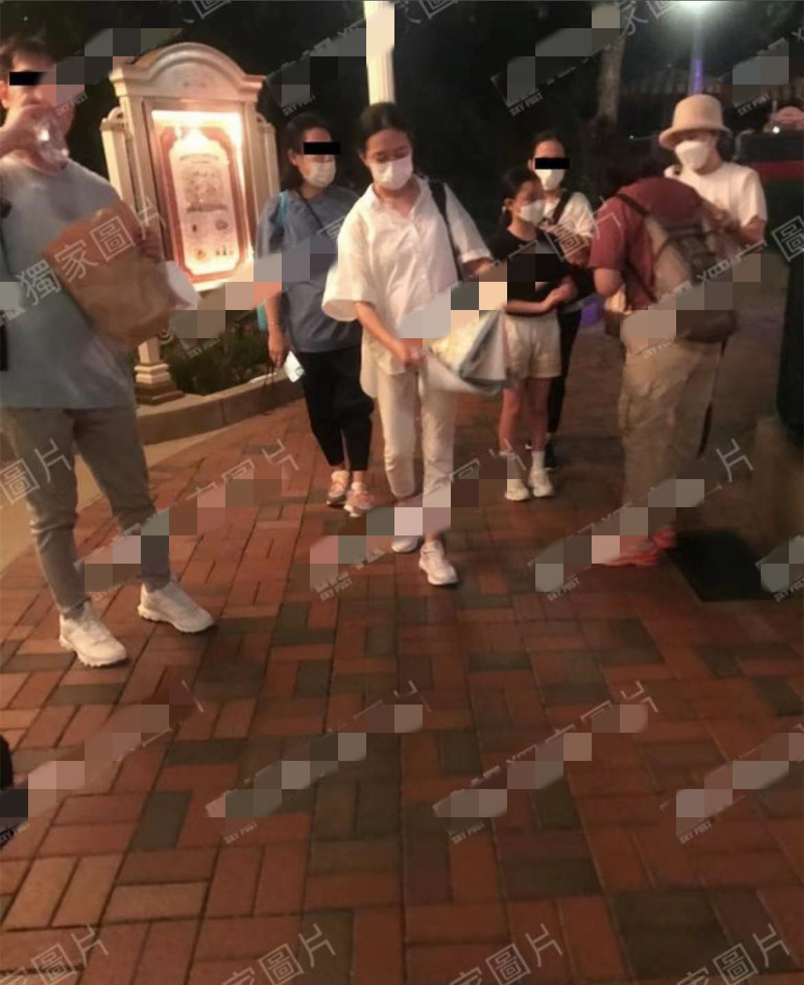 朱丽倩|刘德华妻女游迪士尼，56岁朱丽倩头发花白，10岁女儿五官超像爸爸