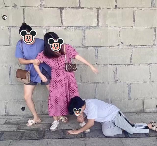一男子相亲失败,趴在地上阻止对方离开:请你给我个机会吧