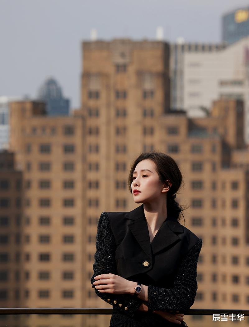 没谈过恋爱的我|刘诗诗的两套黑色造型，同样是优雅的“裙装”穿搭，但长裙更唯美