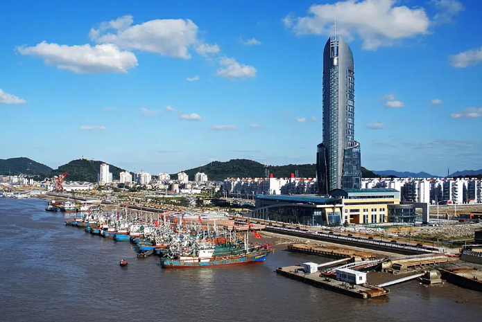 中国浙江省沿海城市,以盛产海鲜而闻名,高层建筑拔地而起
