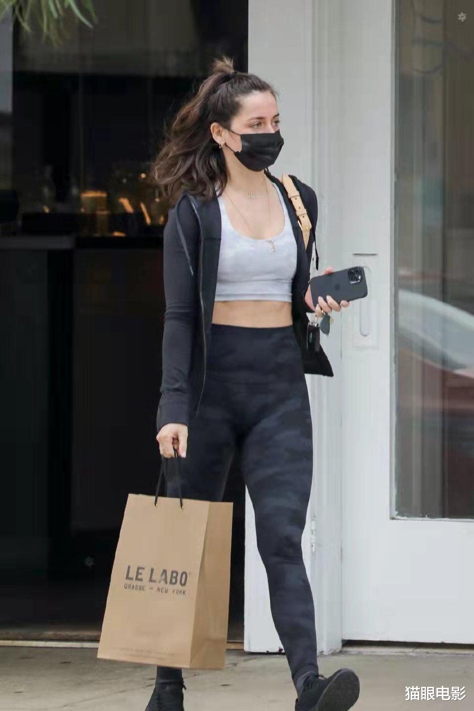 邦女郎|邦女郎安娜素颜逛街买香水，蜜桃臀太绝了！网友：身材绝对练过