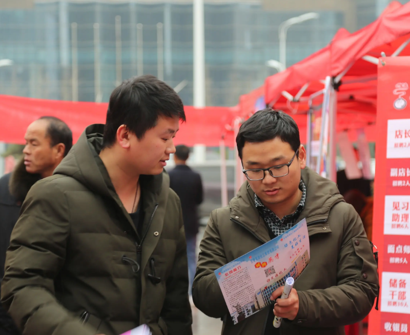 河南|河南女老师辞职到深圳，找工作无果后流浪街头，网友: “流浪媛”