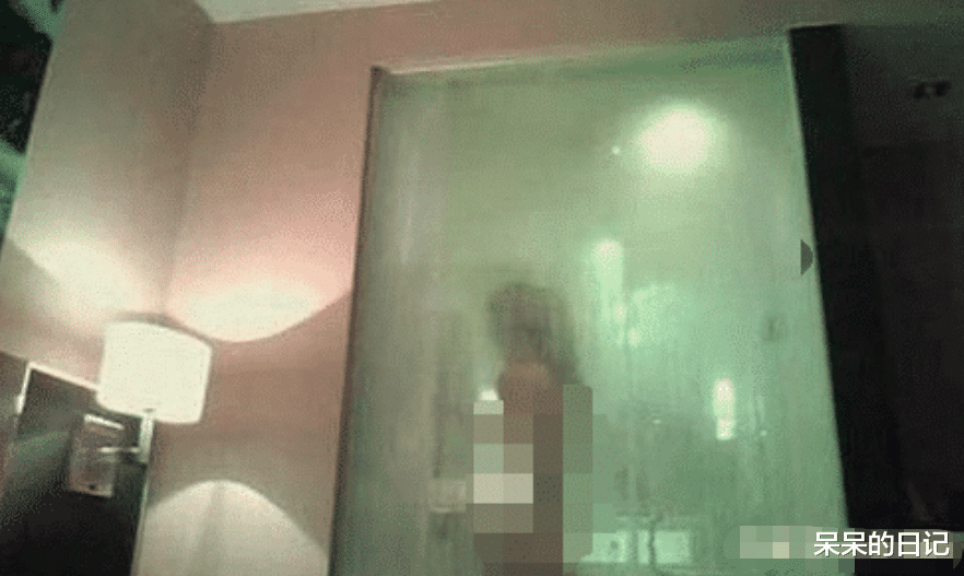 小伙约女神家中“做客”,女神洗完澡后,小伙到浴室看完跑了