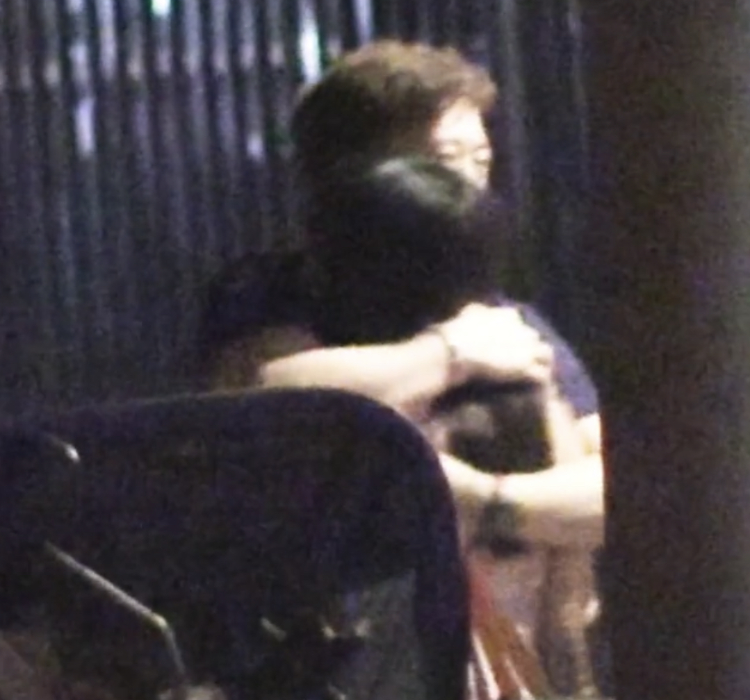 拥抱|32岁女星恋情曝光!深夜穿吊带与神秘男牵手拥抱,举止亲密疑同居