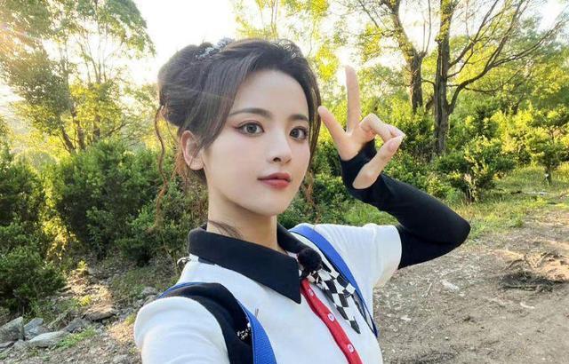 杨超越|杨超越把我骂醒了上热搜!直播片段公开引激辩!网友反怼没立场劝人