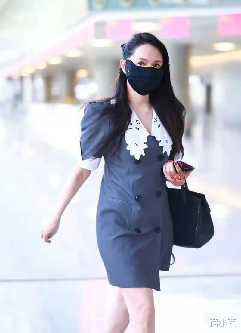 穿衣搭配 “伊能静”真懂减龄搭配，穿风衣扎高马尾，宛如20多岁的小姑娘