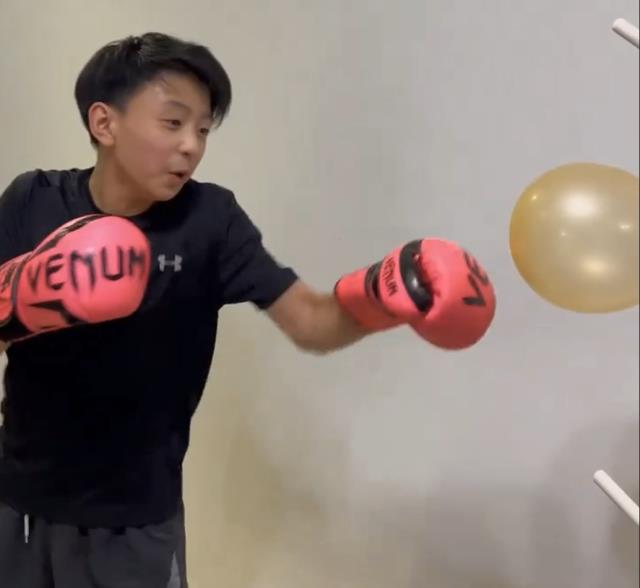 张柏芝|张柏芝晒12岁次子帅照变化大,已经长了小胡子,五官像极谢霆锋