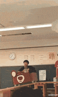 成龙|成龙与空姐合影惹争议，被曝索要女方电话住址，隔天送上签名礼物