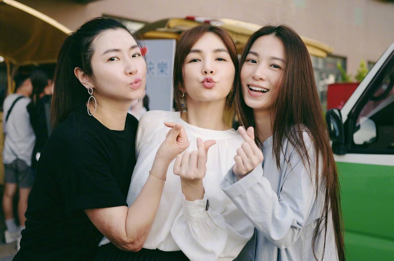 台湾|“老太婆窜访”事件，立场遭质疑的8位台星：有人歌曲被下架，有人果断注销外网账号