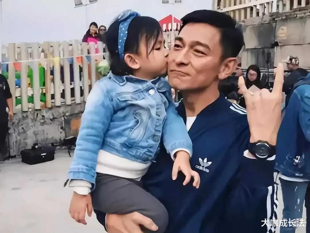 刘德华|刘德华夫妇现身学校观看女儿刘向蕙演出,一旁朱丽倩气质绝佳