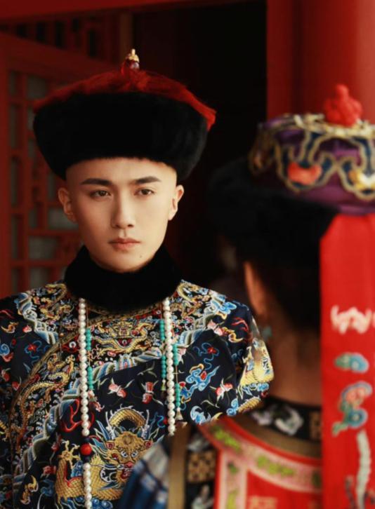 于正|欢娱影视签约新人，于正直言照片选得太丑，像陈晓又像朱一龙