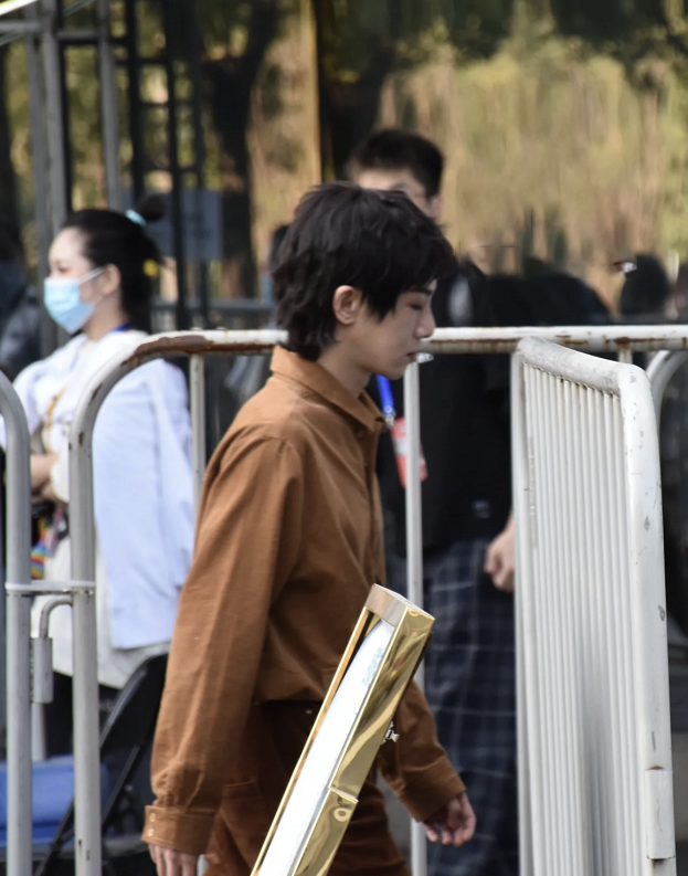 华晨宇|华晨宇曝恋情后首露面，低头行走一脸不悦，已换掉与王悦伊情侣发色