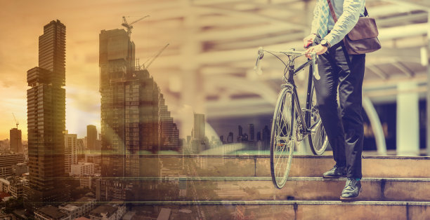 |上班族与领导有误会，不会把领导当“上司”，在他面前就不见身影