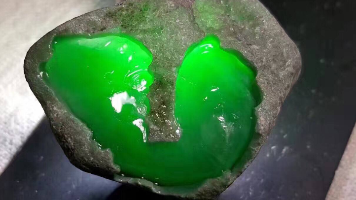 翡翠手镯|不知翡翠手镯能够造假,甚至是原石都可以用来造假,真是防不胜防