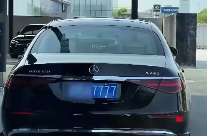 6号红衣男,唐山打人案车牌7777的车主,开赌场的
