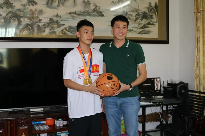 徐杰|最强00后被爆交钱走后门，恩师亲自回怼，天赋不足屡遭非议
