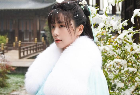 80年代|逆袭赛过赵丽颖，从不知名网红到收视率女王，一路泼辣的她靠啥取胜