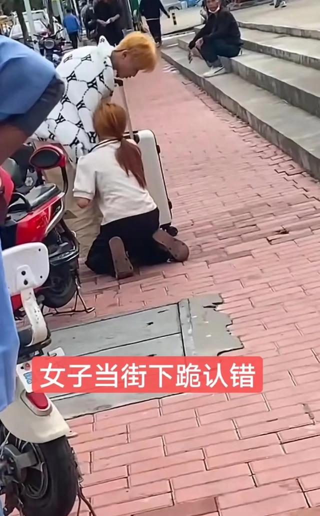 广东东莞:女孩夜不归宿惹怒男友,当街下跪求原谅:再也不敢了