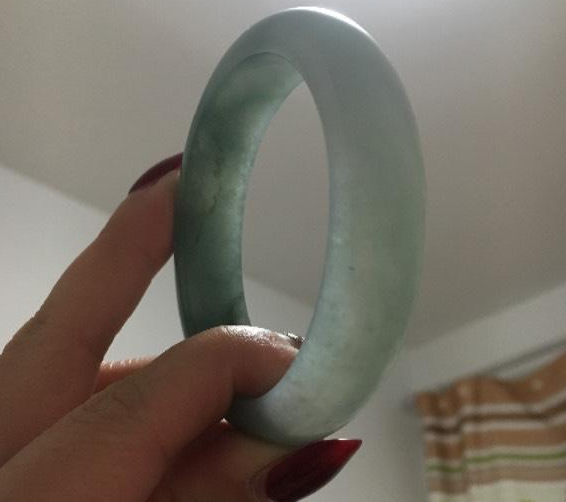 翡翠|翡翠手镯不都是老年人戴的吗？为何如今年轻人，也都带在了手上