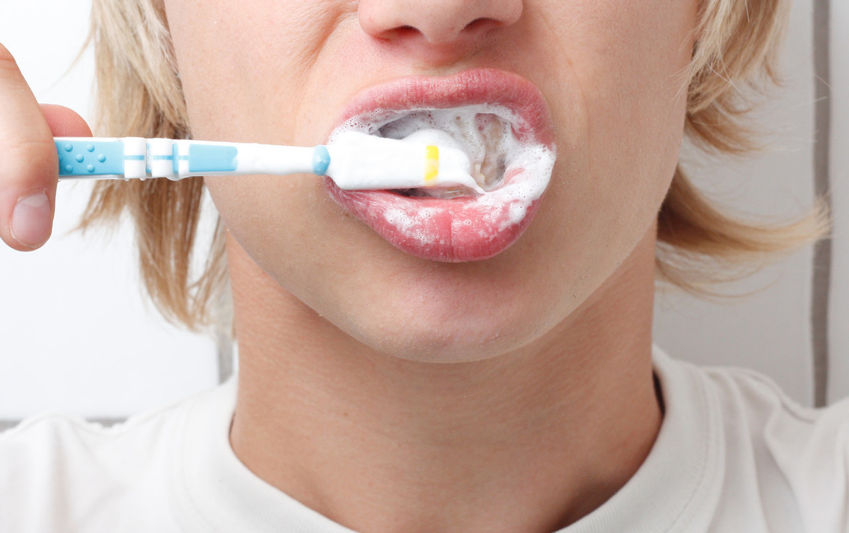 暴饮暴食|牙科医生建议：牙膏这么多就够了，刷完牙不要漱口！