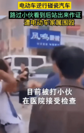 河北沧州发生一件的事,一名白衣小伙子被一群人围攻、殴打